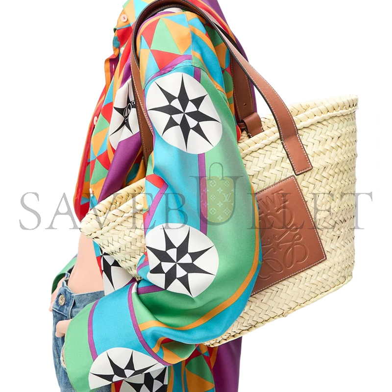 LOEWE BASKET IN PALM LEAF AND CALFSKIN A223S92XAX (40*36.5*16cm) LOEWE BASKET IN PALM LEAF AND CALFSKIN A223S92XAX (40*36.5*16cm)